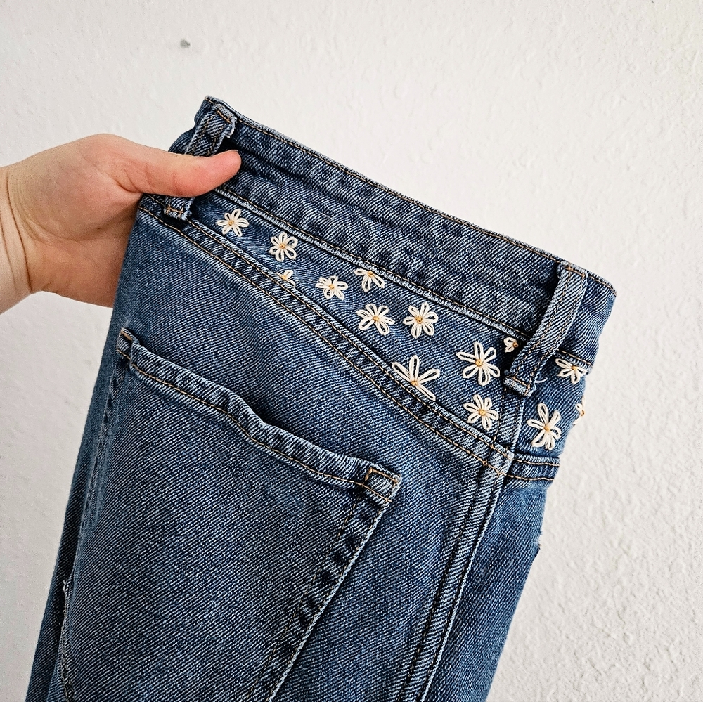 Embroidered Size 8 Straight leg Wild Fable Jeans. Like new!